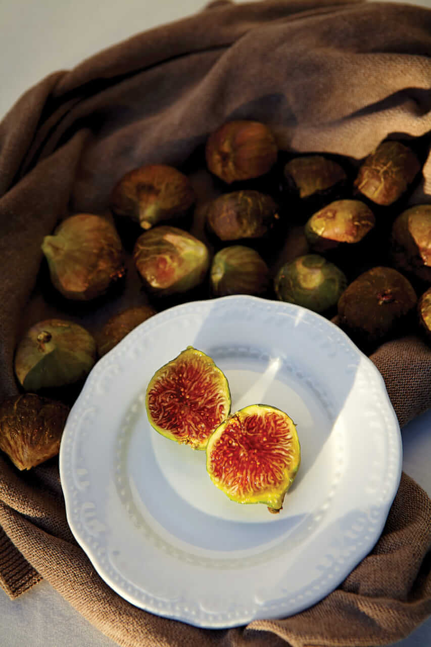 A plate of fresh figs from Kendov Dvorec's kitchen.