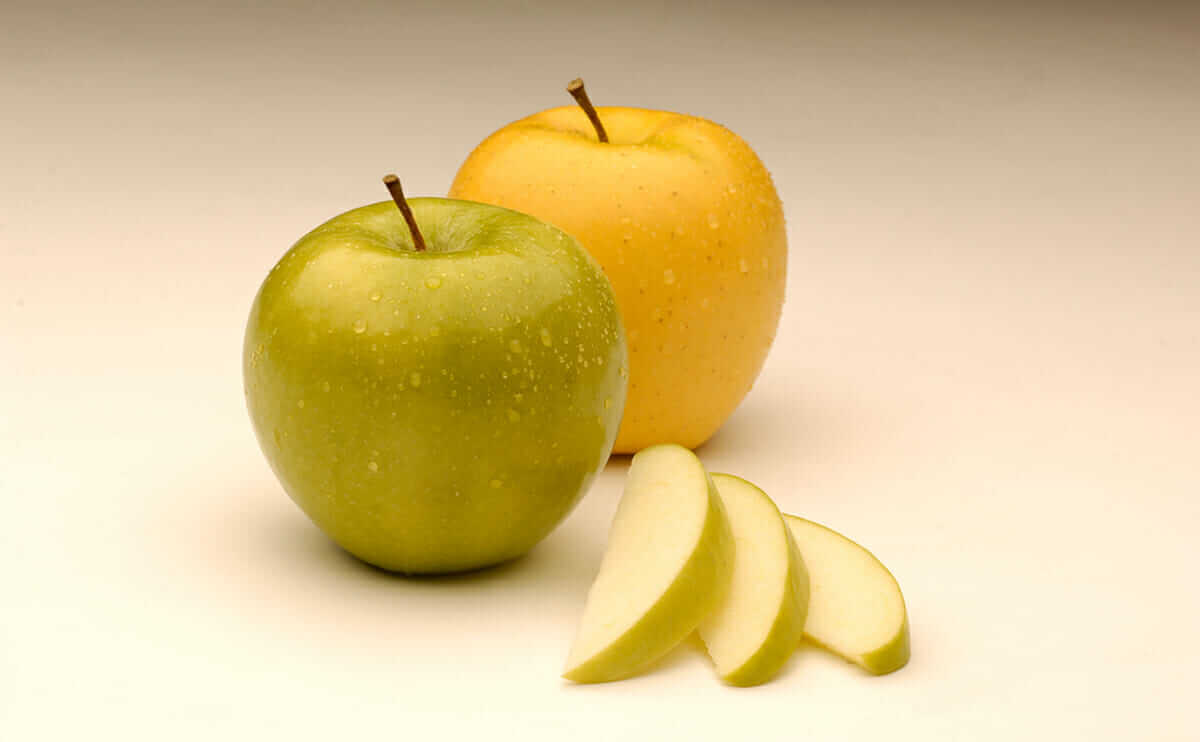 Arctic Granny Smith Apple and Arctic Golden Delicious Apple, with slices.