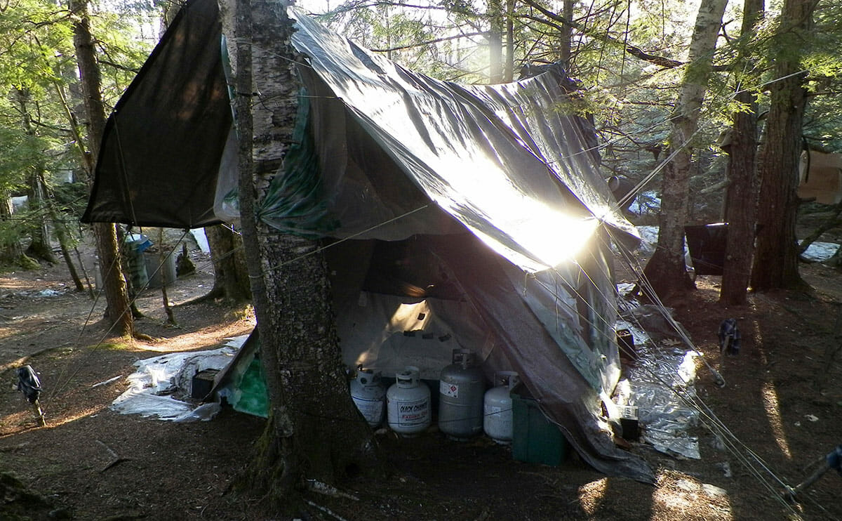 Maine State Police photo shows the makeshift camp site of  Christopher Knight in Rome, Maine taken following his arrest on April 4, 2013. The 47-year-old man lived for almost three decades as a hermit near a pond in central Maine, where he supported himself by stealing food from nearby camps. / Rueters.