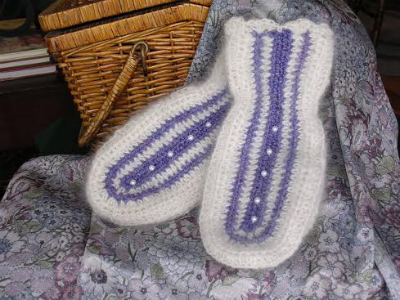 A pair of mittens made from the hair of a Samoyed / Courtesy Doreen Kelly