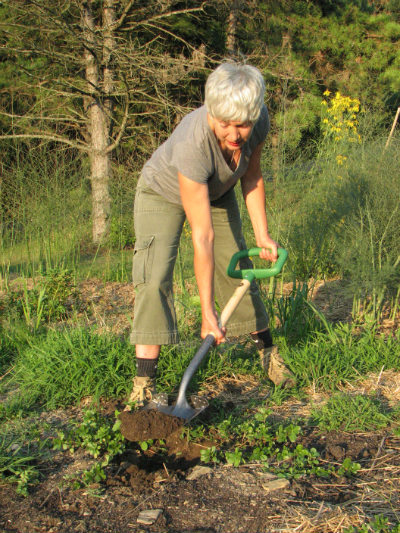 Donna Gayer shovels with HERS, a shovel-spade hybrid scientifically designed for women. Green Heron Tools' development of HERS was supported by a USDA Small Business Innovation Research grant focused on the increasing number of women farmers in the U.S. (Photo by Liz Brensinger.)