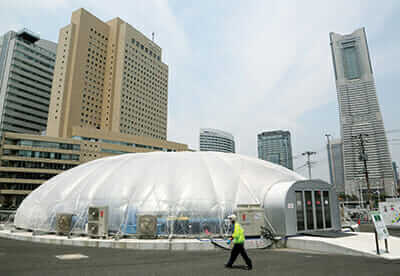 An employee walks past Granpa Farm's dome-shaped vegetable plant in Yokohama. / Courtesy Haruyoshi Yamaguchi.