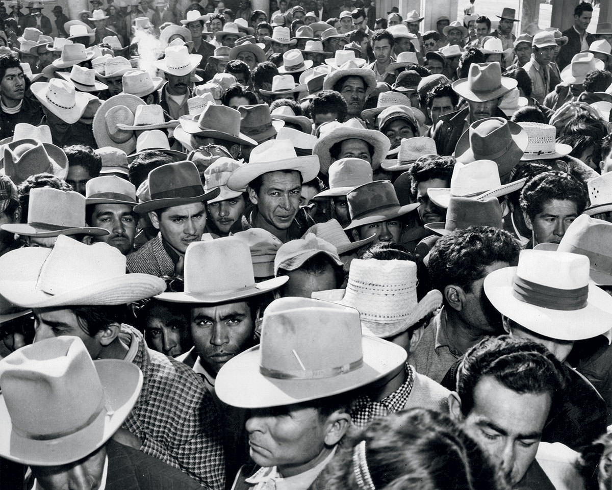 1954 randalierten etwa 3.000 Mexikaner an der Grenze in Mexicali, nachdem sie tagelang auf Jobs in den Vereinigten Staaten gewartet hatten, im Rahmen des mexikanischen Landarbeitsabkommens, das 1942 zur Behebung des Arbeitskräftemangels im Zweiten Weltkrieg geschlossen wurde.Im Jahr 1954 randalierten etwa 3.000 Mexikaner an der Grenze in Mexicali, nachdem sie tagelang auf Jobs in den Vereinigten Staaten gewartet hatten, im Rahmen des mexikanischen Farmarbeitsabkommens dieses Landes, das 1942 gegründet wurde, um den Arbeitskräftemangel im Zweiten Weltkrieg anzugehen.'s Mexican Farm Labor Agreement, established in 1942 to address World War II labor shortages.