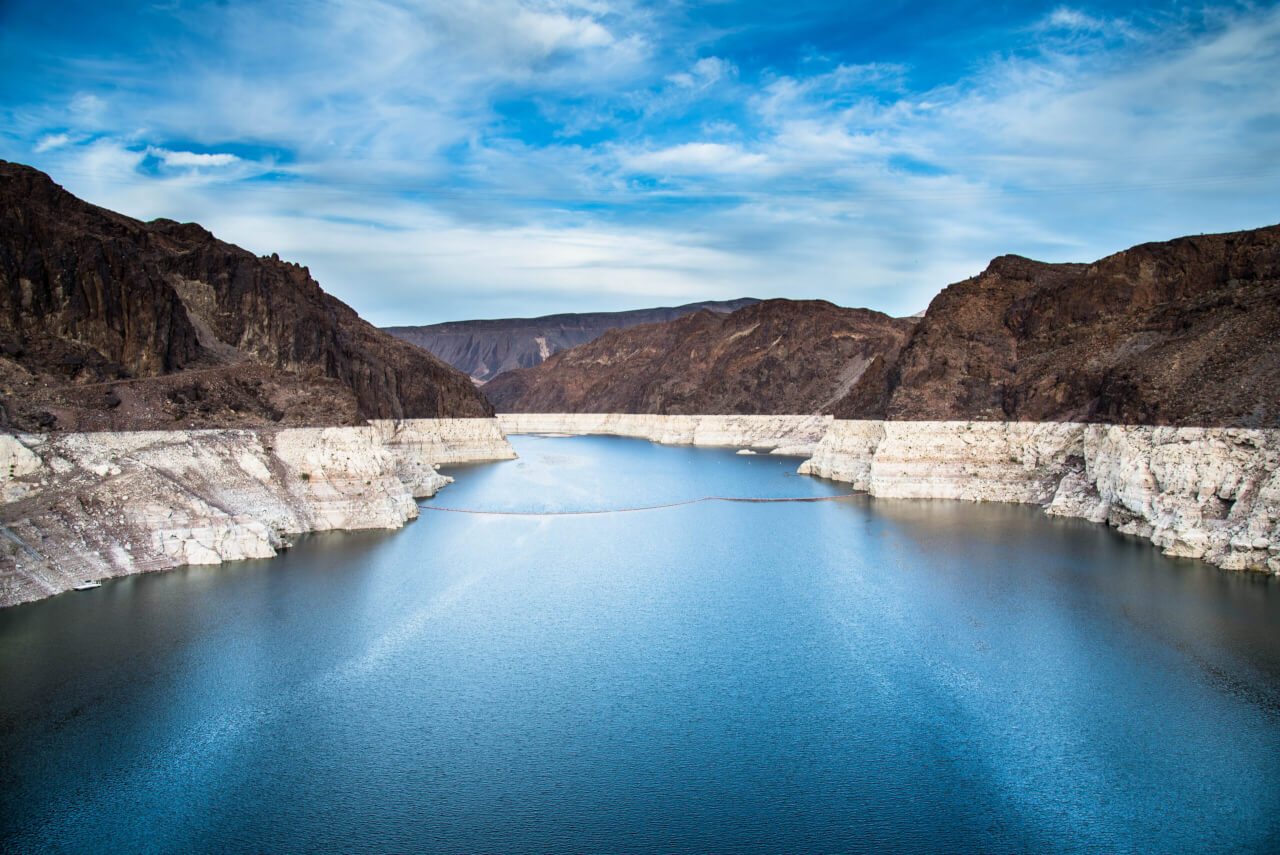 Озера естественные водохранилища. Озеро Lake Mead. Озеро МИД Невада. Озеро МИД Аризона. Озеро МИД США.